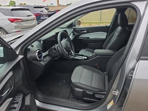 Used 2025 Chevrolet Trax LT w/ Driver Confidence Package FWD image 3