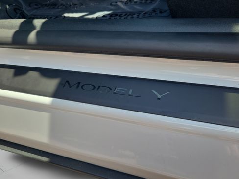 Used 2024 Tesla Model Y Long Range RWD image 29