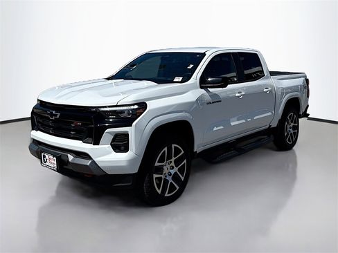 Used 2024 Chevrolet Colorado Z71 w/ Z71 Convenience Package 2 image 3