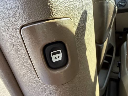Used 2016 Chrysler Town & Country Touring w/ Driver Convenience Group image 37