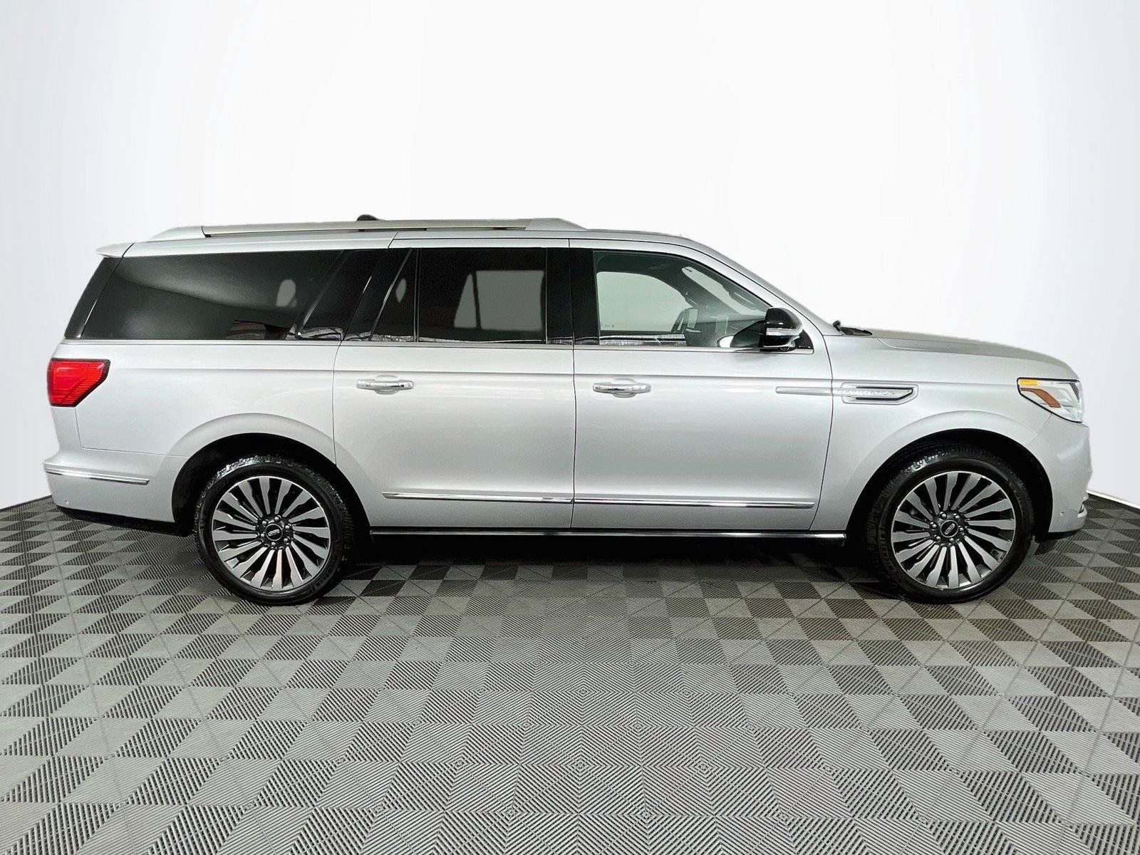Used 2018 Lincoln Navigator L Reserve w/ Technology Package AWD/4WD image 11