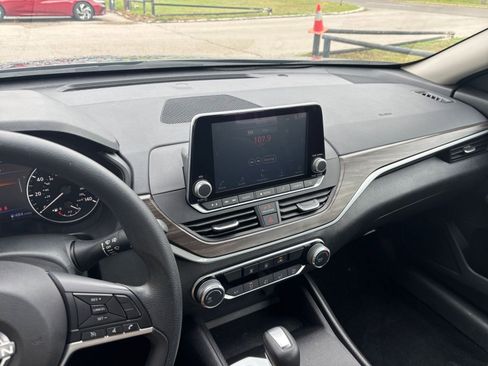 Used 2025 Nissan Altima 2.5 SV FWD image 17