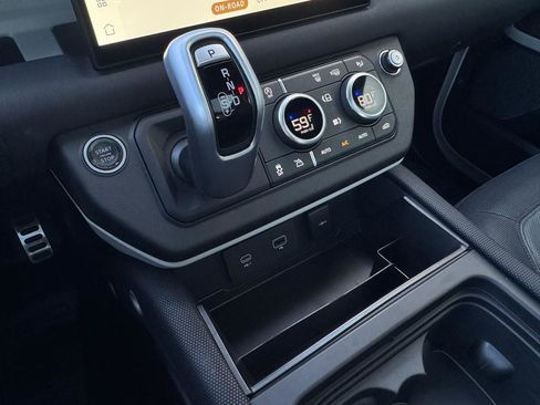 Used 2022 Land Rover Defender 90 X-Dynamic SE image 17