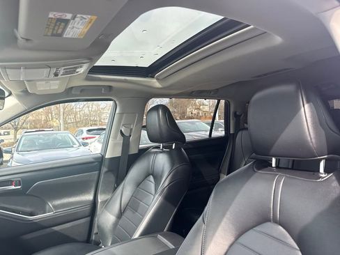 Used 2024 Toyota Highlander XLE image 3