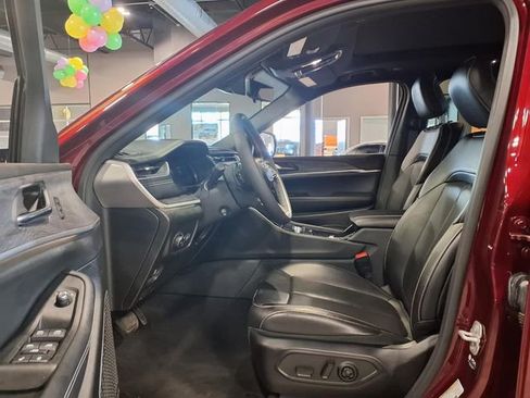 Used 2024 Jeep Grand Cherokee L Limited w/ Luxury Tech Group II AWD/4WD image 17