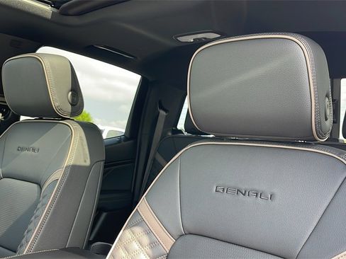 New 2026 GMC Canyon Denali image 13