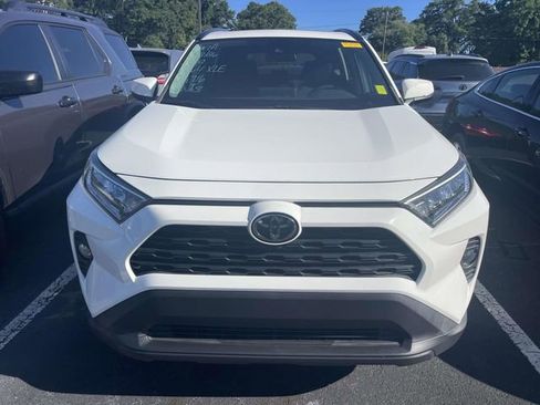 Used 2019 Toyota RAV4 XLE w/ Convenience Package FWD image 2