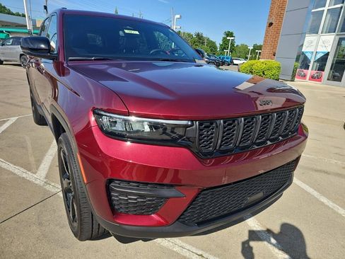 Certified 2024 Jeep Grand Cherokee Altitude AWD/4WD image 3