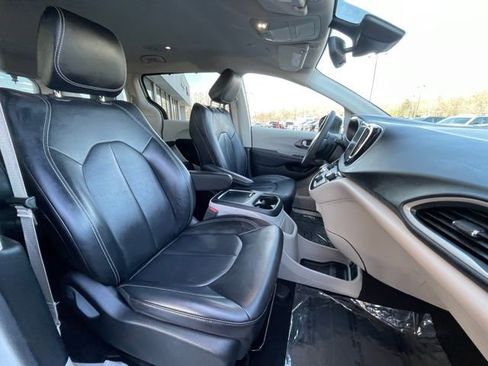 Used 2023 Chrysler Pacifica Touring-L FWD image 28