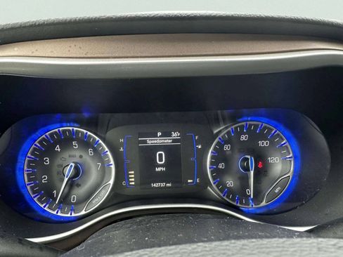 Used 2019 Chrysler Pacifica Touring-L FWD image 29