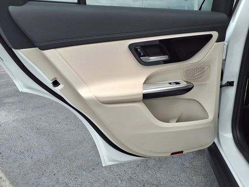 Used 2024 Mercedes-Benz GLC 300 4MATIC image 24