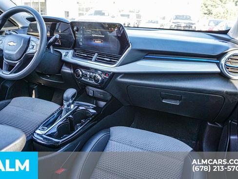 Used 2025 Chevrolet Trax LT FWD image 23