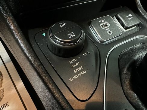Used 2020 Jeep Cherokee Latitude Plus w/ Cold Weather Group AWD/4WD image 16