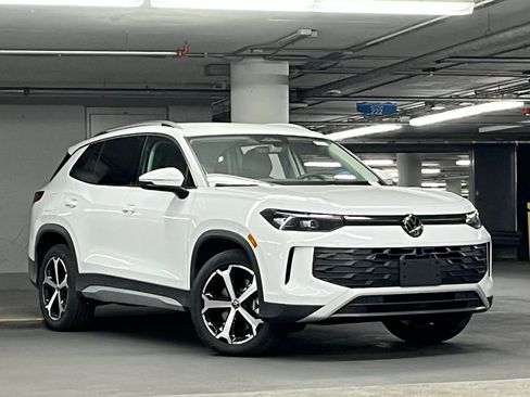 New 2026 Volkswagen Tiguan SE AWD/4WD image 2