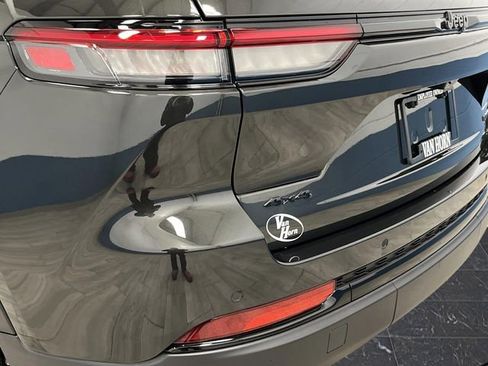 Used 2025 Jeep Grand Cherokee Limited w/ Luxury Tech Group II image 36