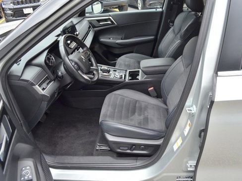 Used 2024 Mitsubishi Outlander SE image 17