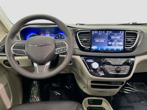 Used 2024 Chrysler Pacifica Touring-L image 23
