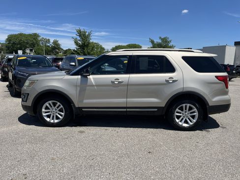 Used 2017 Ford Explorer XLT w/ Equipment Group 201A FWD image 7