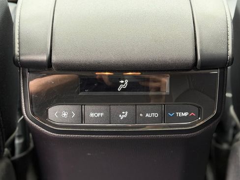 Used 2021 Toyota Highlander XLE AWD/4WD image 7