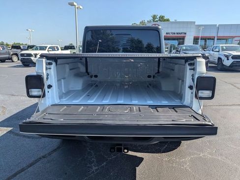 Used 2023 Jeep Gladiator Overland w/ Cold Weather Group AWD/4WD image 11