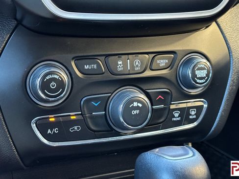 Used 2020 Jeep Cherokee Latitude Plus w/ Cold Weather Group AWD/4WD image 23