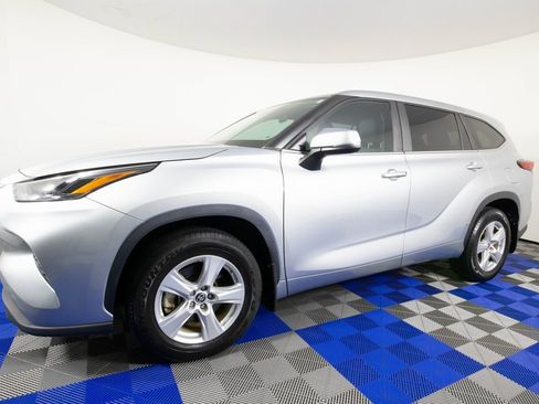 Used 2023 Toyota Highlander LE image 1