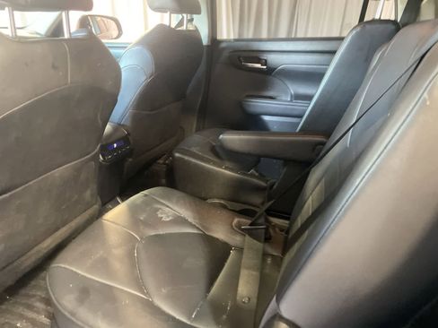 Used 2020 Toyota Highlander XLE AWD/4WD image 21