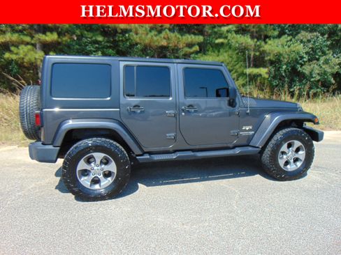 Used 2018 Jeep Wrangler Unlimited Sahara w/ Connectivity Group image 12