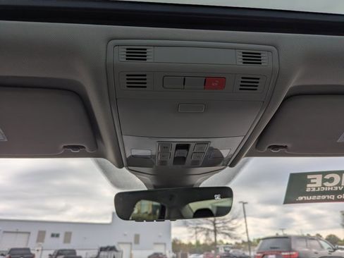 Certified 2025 Volkswagen Jetta SE w/ Sunroof Package image 20