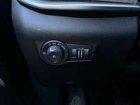 Used 2025 Jeep Compass Latitude image 21