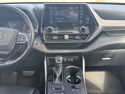 Used 2021 Toyota Highlander XLE image 15
