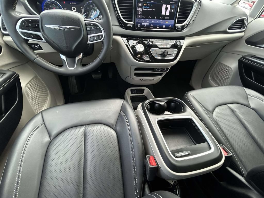 Used 2024 Chrysler Pacifica Touring-L FWD image 17