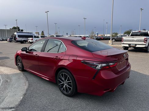 Used 2021 Toyota Camry SE FWD image 4