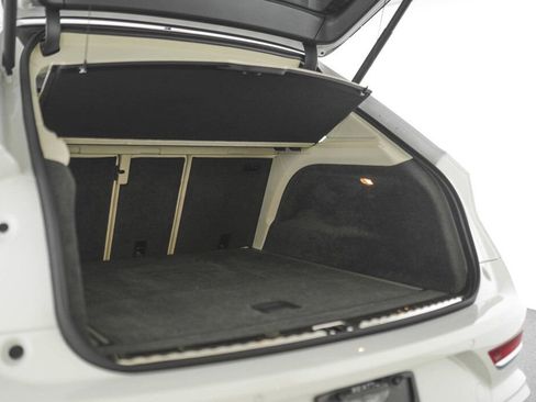 Used 2025 Bentley Bentayga Extended Wheelbase image 33