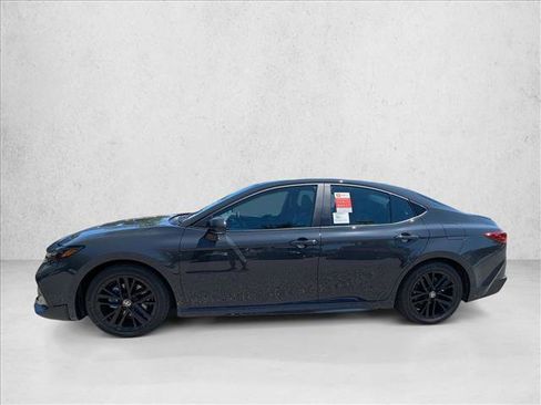 Used 2025 Toyota Camry SE image 5