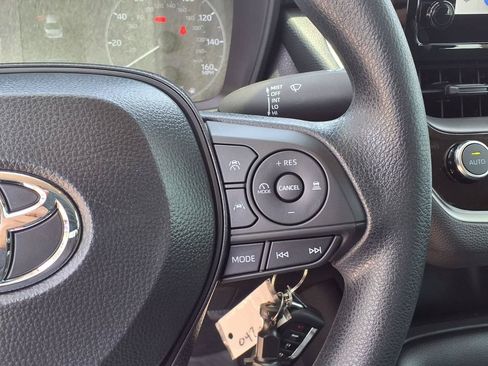 Used 2025 Toyota Corolla LE FWD image 30