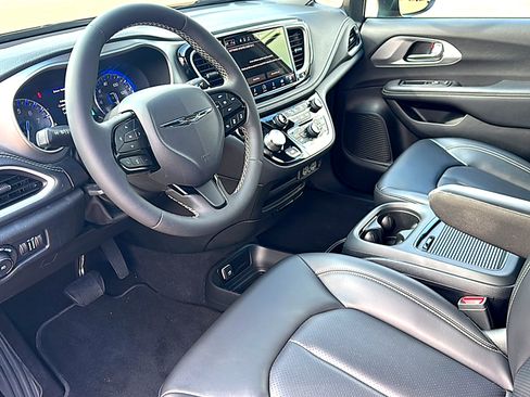 Used 2023 Chrysler Pacifica Touring-L w/ S Appearance Package image 12