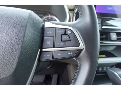 Used 2023 Toyota Highlander XLE FWD image 17