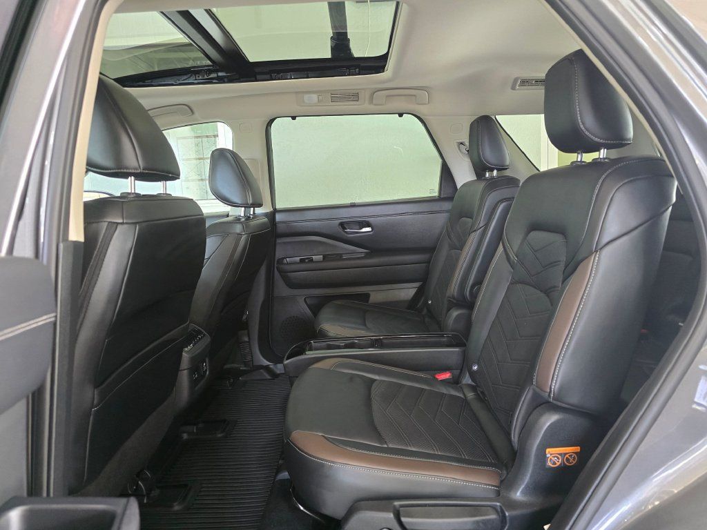 Used 2025 Nissan Pathfinder Platinum AWD/4WD image 24