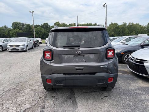 Used 2019 Jeep Renegade Latitude FWD image 5