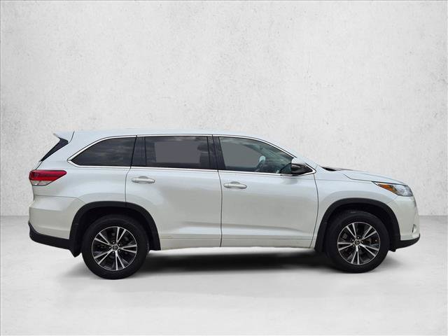 Used 2017 Toyota Highlander LE FWD image 4