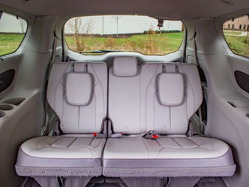 Used 2019 Chrysler Pacifica Touring-L image 17