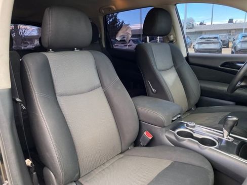 Used 2017 Nissan Pathfinder SV image 9