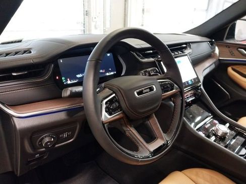 New 2025 Jeep Grand Cherokee Summit image 6