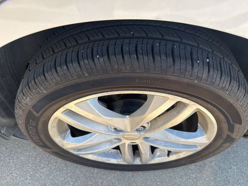 Used 2018 Chevrolet Equinox Premier FWD image 2