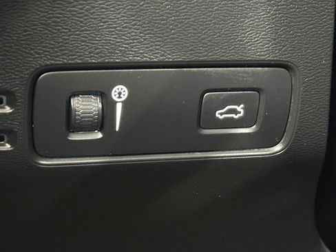 Used 2019 Volvo XC40 T5 R-Design image 12