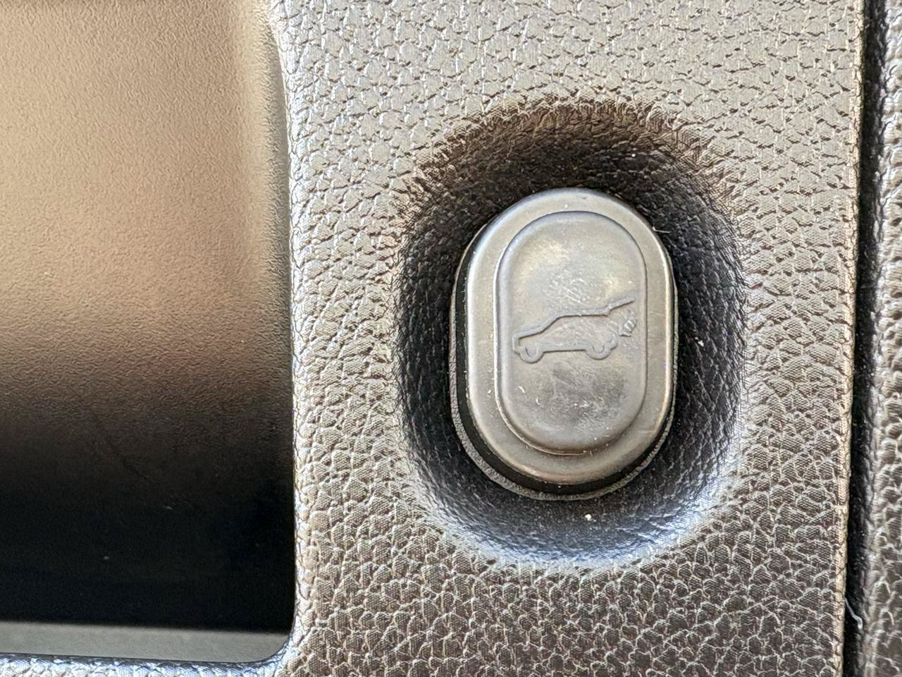 Used 2018 Cadillac Escalade ESV Luxury AWD/4WD image 41
