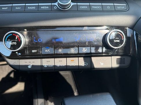 Used 2025 Hyundai Elantra Limited FWD image 17