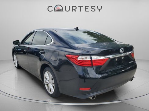 Used 2013 Lexus ES 350 w/ Premium Pkg image 2