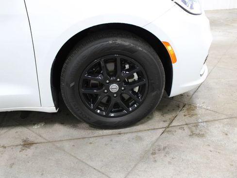 Used 2022 Chrysler Pacifica Touring-L FWD image 36